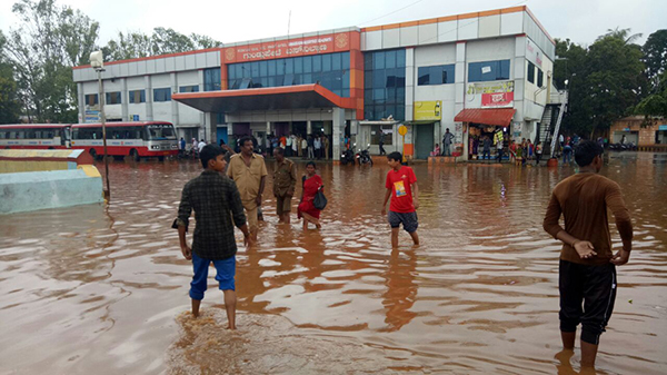 ಗುಂಡ್ಲುಪೇಟೆ : ಭಾರೀ ಮಳೆ - ಜನ ಜೀವನ ಅಸ್ತವ್ಯಸ್ಥ
